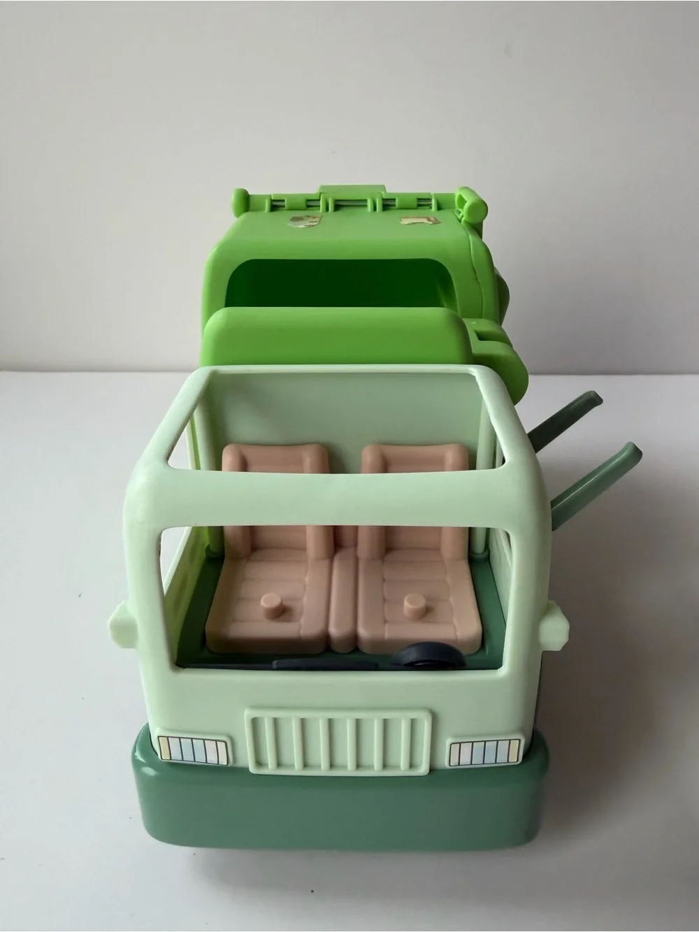 Moose Toys Bluey Garbage Truck  with Two Garbage Bin Red/ Yellow Lid